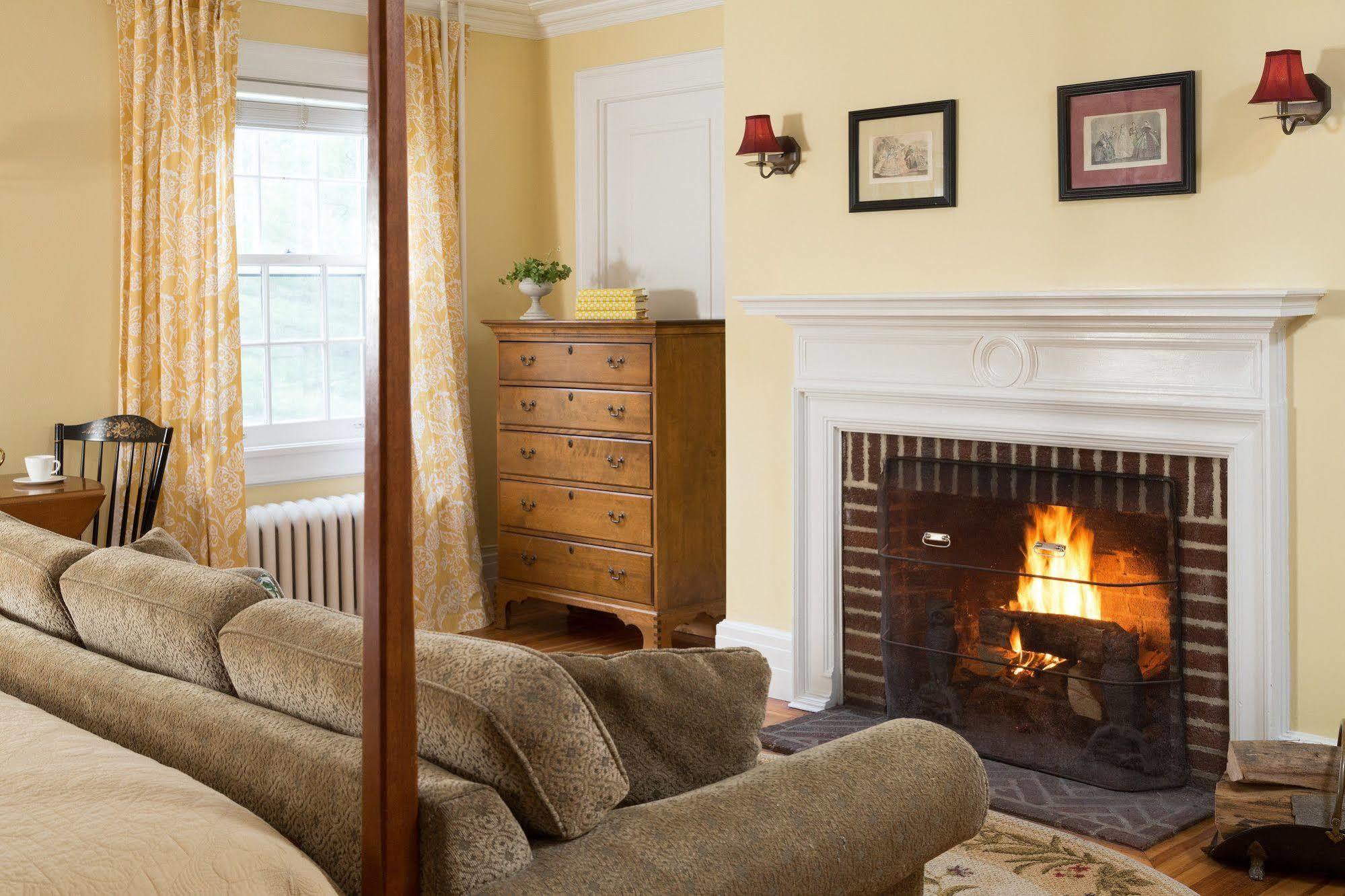 Four Chimneys Inn Бенингтън Екстериор снимка